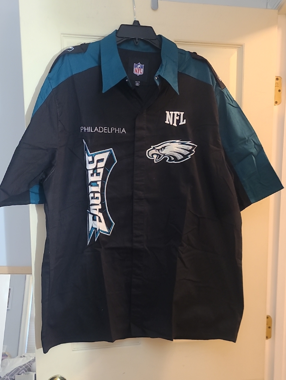 NWT NFL Philadelphia Eagles Black and Green 2X Button-Down Endzone Shirt